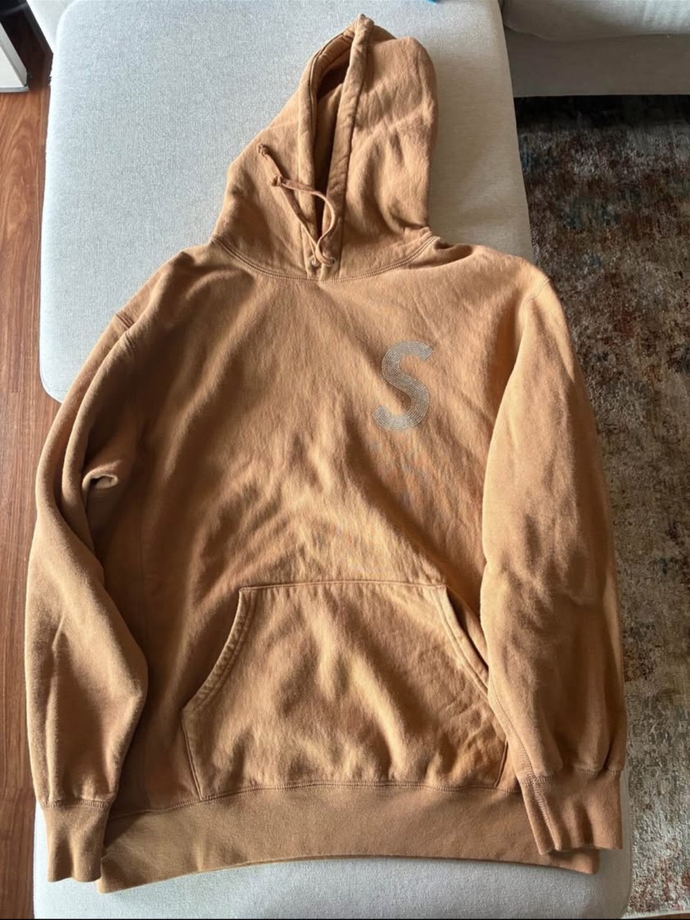 Supreme s logo